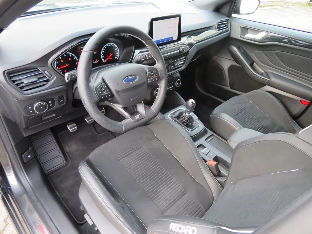 Ford Focus TURNIER 2,3 ST*STYLING PAKET*PERFORMANCE* Image 4